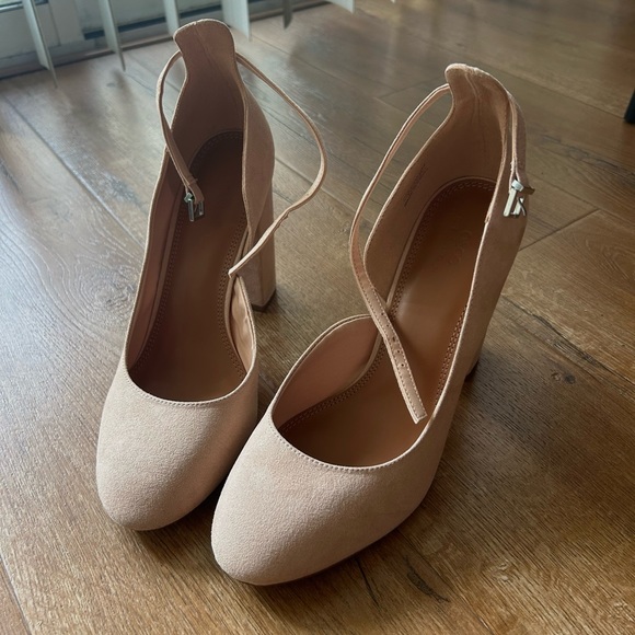 Heels - Picture 2 of 2